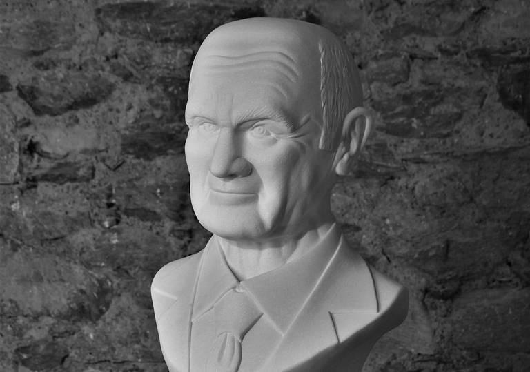 Datei:Büste Ferdinand Piech.jpg