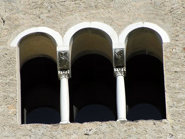 Datei:Trifore Schloss Tirol II.jpg