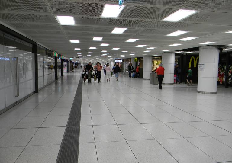 Datei:104 EKZ Hauptbahnhof München.jpg