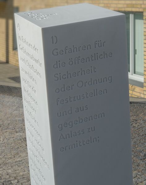 Datei:Staatsgewalt Rostock ©Künstlergruppe SCHAUM zugeschnitten.jpg