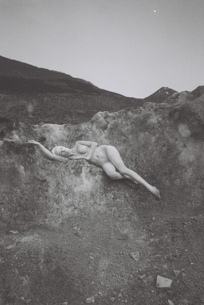 Datei:Frauenkörper und Marmor ©Romina Roman LASA Marmo.jpg