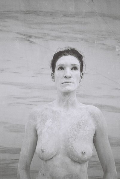 Datei:Frauenkörper und Marmor ©Romina Roman.jpg