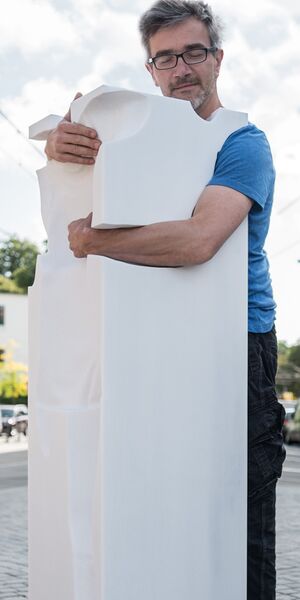 Datei:Empathie Mann Rostock ©Künstlergruppe SCHAUM zugeschnitten.jpg